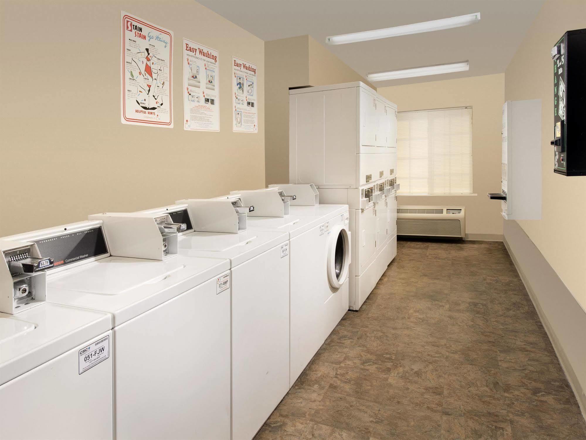 Woodspring Suites Topeka Exteriér fotografie